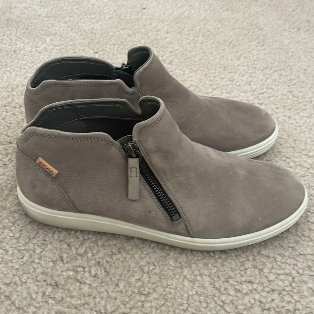 Ecco side zip boot size 10 women’s